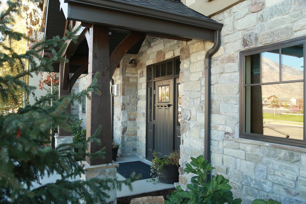 Aspenwood Manor Aparthotel Provo Exterior photo